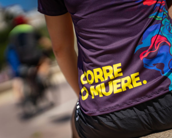 CAMISETA elite fit RUNNING #CORREOMUERE 2.0 de 90gr elástica (MAGENTA OSCURO) - Imagen 6